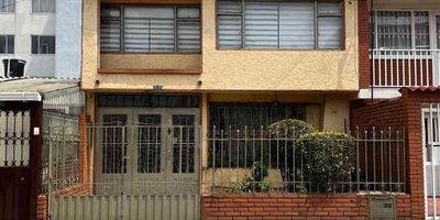 [VEN] ID HOUM: 151652

En Houm te ayudamos de forma fácil y segura. Los beneficios de comprar con nosotros:
    • Te ayudamos a conseguir financiamiento a través de una asesoría personalizada
    • Mediación y seguimiento de todo el proceso
    • Ponemos a tu disposición profesionales en notariado, registro y asesoría jurídica
¡Solo te preocupas de las firmas!

Casa en venta, ubicada en el barrio  La Bonanza, Las Ferias, con una superficie construida de 128.00 m² y superficie total de 236.00 m². 

Sus principales características son:

    • 6 dormitorios
    • 2 baños
    • No Admite mascotas
    • 1 parqueadero
    • Año de construcción: 1970
            
Si compras con nosotros, te brindamos asesoría personalizada durante todo el proceso.
        
Más que una inmobiliaria, somos Houm.
*Aplican T&C