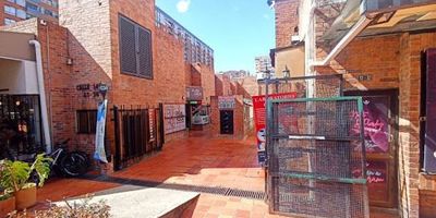 OBSERVACIONES INTERNAS: LOCAL DE DOS NIVELES CON BUENA ILUMINACIÓN Y VENTILACIÓN NATURAL, CUENTA CON UN ESPACIO AMPLIO Y ACOGEDOR CONFORMADO POR UN RECIBIDOR EN EL PRIMER PISO Y EN EL SEGUNDO PISO 3 HABITACIONES Y 1 BAÑO COMPLETO, PERFECTO PARA TU NUEVO NEGOCIO.
OBSERVACIONES EXTERNAS: UBICADO EN CENTRO COMERCIAL SOBRE LA CALLE 140, A 2 CUADRAS DE LA AVENIDA CARRERA 15 Y A 4 CUADRAS DE LA AVENIDA CARRERA 9, CERCA DE MULTIPLES ZONAS COMERCIALES Y DIAGONAL AL CARULLA DE LA CALLE 140
