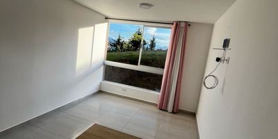 Apartamento en VENTA de 2 habitaciones, sala comedor, cocina en obra blanca (sin acabados), zona de ropas y lavado, estudio, 1 baño terminado en obra blanca, piso cerámica, parqueadero publico, excelente iluminación.