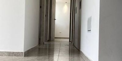 SE VENDE!! Hermoso apartamento, en Acqua Hills, conjunto cerrado con excelentes zonas sociales, cerca a colegios, iglesias, parques, supermercados, sobre vías principales. uno de los sectores con mejor vista de Dosquebradas; el apartamento cuenta con 3 habitaciones, 2 con closet, cocina integral, 1 baño, sala comedor, zona de ropas. hermosos acabados... CONTACTANOS!! 