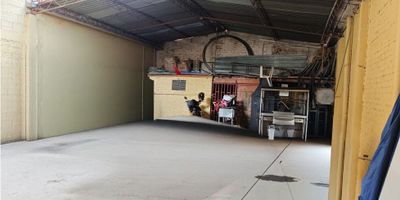 Venta bodega sobre toda la calle quinta de 8 de frente por 28 de fondo. Excelente ubicacion cerca al Mercamio, Universidad Santiago de Cali y diversos negocios y servicios. Piso de alto trafico, con un mezanine apenas para adaptarla a las necesidades de tu negocio. Adicional cuenta con un local. Tiene aljibe y 3 parqueaderos de visitantes. Libre de todo gravamen. La bodega comunica con una casa que tambien se vende. RF
