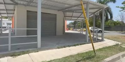 Oportunidad Única Se Alquila Local Comercial para Estrenar Buscas el lugar perfecto para tu negocio Este espectacular local comercial para estrenar está listo para abrir sus puertas. Ubicado estratégicamente en una zona de alto tráfico, con fácil acceso desde las principales vías de la ciudad y amplias zonas de parqueo. Características destacadas Piso en cerámica. Terraza Ideal para atención al público o zona de espera. Ubicación privilegiada Justo al lado del supermercado ARA, asegurando un flujo constante de clientes. Ideal para Restaurantes, comidas rápidas, droguerías y otros negocios con atención al público. No dejes pasar esta oportunidad Contáctanos y agenda tu visita hoy mismo.