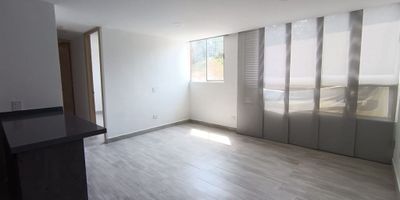 Apartamento en VENTA de 2 habitaciones con closet, 2 baños cabinados, cocina integral, zona de ropas - calentador, cortinas. Se entrega con soportes de tv y tendedero en aluminio.
