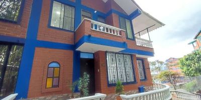 ¡CASA EN VENTA EN LOS MOLINOS – AMPLIA, ELEGANTE.  Área construida: 217 m². Distribuida en 3 niveles
4 habitaciones   estudio   habitación principal con vestier y jacuzzi, 3 baños completos, parqueadero cubierto para 2 vehículos
Además, disfruta de una zona social incomparable: 5 piscinas, cancha de tenis, cancha de microfútbol, cancha de vóley y fútbol-playa, parque infantil, salón social, 2 tiendas dentro del conjunto.
Precio: $520 millones. Opción de venta completamente amoblada
¡Una casa que lo tiene todo! Ideal para familias que buscan comodidad, seguridad y espacios para disfrutar al máximo.
Contáctanos para más información o agendar tu visita.¡Haz de esta casa tu nuevo hogar!