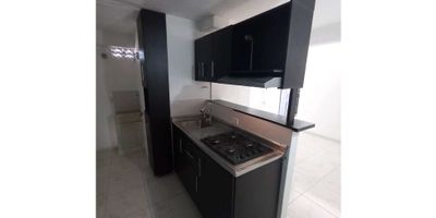 En arriendo apartamento ubicado en el sector Centro de Medellín, en el edificio Torre Monserrate, a tan solo una cuadra de la estación Bicentenario del Tranvía, lo que garantiza excelente movilidad y acceso rápido a toda la oferta comercial, educativa y cultural del corazón de la ciudad.

El inmueble cuenta con 42 m² bien distribuidos, ofreciendo 2 habitaciones (una de ellas con clóset), 1 baño completo, cocina integral funcional, zona de ropas independiente y ventanal, que proporciona muy buena iluminación natural. Su piso en baldosa permite fácil mantenimiento y limpieza, ideal para el ritmo de vida citadino. Además, cuenta con red de gas domiciliaria, lo que mejora la eficiencia y ahorro en el consumo de servicios públicos.

Ubicado en un edificio que ofrece portería 24 horas y ascensor, brinda mayor comodidad y seguridad a sus residentes. Aunque no dispone de parqueadero ni cuarto útil, su ubicación en un estrato 4, la cercanía al tranvía y la facilidad de acceso a múltiples rutas de transporte hacen de este apartamento una opción práctica y atractiva para estudiantes, profesionales o parejas que desean vivir en el centro de Medellín.

? Código: (C2342)
? Área: 42 m²

¿Buscas un apartamento cómodo, seguro y bien ubicado? ¡Contáctanos y agenda tu visita! Torre Monserrate puede ser tu próximo hogar.
