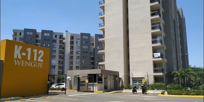 ¡INVERSIONISTAS ! Este hermoso apartamento en Bóchamela es la opción perfecta para ti. Ubicado en el noveno piso del edificio CR Wengue, este apartamento de 55 metros cuadrados combina funcionalidad y elegancia. Cuenta con tres habitaciones, siendo la principal con baño privado, además de un baño social, sala comedor, cocina integral, zona de oficio y un amplio balcón donde podrás disfrutar del clima cálido y las vistas panorámicas de la ciudad. El edificio ofrece increíbles amenidades para tu bienestar y diversión: ascensor, piscinas para adultos y niños, áreas de juegos infantiles, salón social y una zona tranquila rodeada de parques, ideal para relajarte o compartir con tus seres queridos. Además, su ubicación cerca de la Avenida Ciudad de Cali y la Universidad Autónoma te permite acceder fácilmente a diferentes puntos de interés y servicios No dejes pasar esta oportunidad. Se encuentra alquilado.