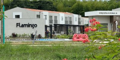 Linda casa de 2 niveles en el conjunto residencial Flamingo, Ciudad Country, muy moderna, nueva por estrenar. Con full acabados, excelente ubicación, sector tranquilo y rodeado de naturaleza, cocina integral tipo americana totalmente equipada con horno y extractor de olores, sala, comedor, espacio para tv o estudio muy iluminado, baño social, zona de oficios con conexión para lavadora y limpieza de trapero. Patio con división en vidrio templado, tres habitaciones cada una con sus closet y principal con baño y Vestier, todas con ventanas para mas iluminación. Zona de estar en 2 piso para uso hall de T:V o Estudio, parqueadero propio amplio, la unidad cuenta con vigilancia las 24 horas, a 15 minutos de la ciudad de Cali y 5 de casco urbano de Jamundí el condominio cuenta con salón social, piscina adultos y niños, zona húmeda, juegos infantiles, cancha múltiple, parque de mascotas, bahía exterior de parqueo para visitantes, supermercados, tiendas y restaurantes.