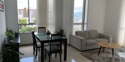 Apartamento en Venta en Los Álamos en unidad cerrada con ventilación e iluminación natural, cuenta con pisos en porcelanato y madera, salacomedor, con dos habitaciones, dos baños, cocina integral mesón quarztone, estufa y calentador a gas, zona de ropas. La unidad cuenta con piscina, gimnasio, salón comunal, parques infantiles, zonas verdes, cuarto útil y dos parqueaderos cubiertos.  Vigilancia y portería las 24 Horas. Inmuebles sujetos a verificación de disponibilidad. Venta Álamos Pereira.