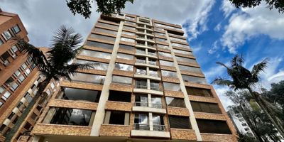 ¿Cuánto vale tu tranquilidad, tu seguridad, tu comodidad y el sentirte bien?  Excelente Apartamento exterior, le llega el sol de la tarde, ASCENSOR PRIVADO, moderno, chimenea a gas, sonido, cortinas automatizadas, estudio cerrado, cocina cerrada con alacena y espacio para comedor auxiliar, Cuarto y baño de servicio, zona de lavandería, hall de alcobas, closet de linos, área de sala de tv, tres alcobas, todas con baño privado y Vestier, calefacción, tres parqueaderos independientes, adicionalmente uno de ellos ofrece punto de conexión para carro eléctrico y depósito. El conjunto tiene ofrece piscina, dos gimnasios, dos canchas de squash, capilla, sauna y turco, salón para choferes, ascensor de servicio, parque infantil, caldera, planta eléctrica suplencia total, salón juegos, centro de negocios. BAR INGLES, LOOBY TIPO HOTEL. ubicado a pocas cuadras de UNICENTRO, rodeado de parques, excelentes vías de acceso y transporte público, cerca a SUPERMERCADOS, CLINICAS, UNIVERSIDES, IGLESIAS, RESTAURANTES.

CONTÁCTANOS YA!

 
