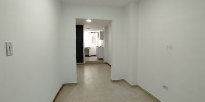 Oficina en ubicacion estrategica en La Magnolia, Envigado. A pasos del Centro Ejecutivo La Casona y a 5 minutos del parque principal. Rodeada de comercio, bancos, supermercados, colegios y servicios. Facil acceso a la Av. El Poblado y excelente conexion con transporte publico. Zona con alto flujo peatonal, ideal para empresas que buscan visibilidad, comodidad y proyeccion en el sector comercial.