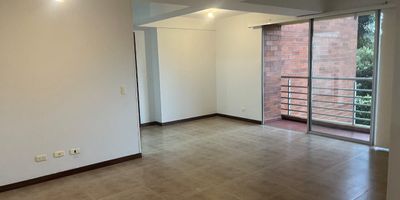 Apartamento en Venta ubicado en Corales en unidad cerrada cerca a la avenida sur, rutas de transporte público y servicios complementarios de la zona. cuenta con salacomedor, pisos en cerámica, tres habitaciones y dos baños, cocina integral mesón en granito, estufa y calentador a gas, zona de ropas. La unidad cuenta con piscina, gimnasio, salón comunal, sauna turco, parques infantiles, placa polideportiva, zonas verdes y un parqueadero descubierto. Con vigilancia y portería las 24 Horas. Inmuebles sujetos a verificación de disponibilidad.