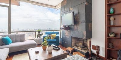 Ofrecemos para la venta el apartamento en Chapinero, Bogotá, que combina comodidad y vista panorámica desde el décimo piso. Se trata de un dúplex sin amoblar, que cuenta con tres alcobas y espacios ideales para disfrutar en familia, como un family room y un estudio. La cocina abierta, equipada con estufa a gas, se integra perfectamente al ambiente cálido del apartamento, en el que destaca una chimenea a leña ideal para las noches frías bogotanas. 

El apartamento cuenta con un balcón y dos terrazas que ofrecen vistas espectaculares a la ciudad, además de permitir la entrada de luz natural y aire fresco. El edificio ofrece seguridad las 24 horas, ascensor y salón comunal, perfectos para la tranquilidad y disfrute de sus residentes. No pierdas esta oportunidad de vivir en una ubicación privilegiada con todas las comodidades necesarias. ¡Pide tu visita ya!