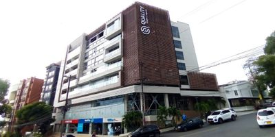 MEGAPOLIS BIENES RAICES presenta esta propiedad tipo oficina, local o consultorio para la venta en el prestigioso sector de pinares, en edificio de negocios, está en un piso 2 y cuenta con un salón de 50 m2 incluido medio baño, un parqueadero en sotano y cuarto útil.
