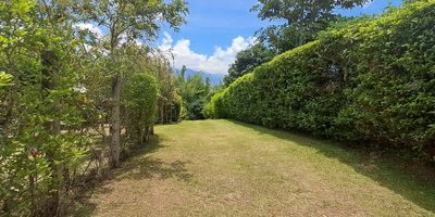 lote de 1400 m2, ubicado en un conjunto de 5 lotes, ya hay cosntruidas 3 casas, el conjunto está ubicado en la via principal dos kilometros adelante de tres esquinas, cuenta con todos los servicios