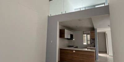 Casa en venta en Condina en unidad cerrada, cerca a rutas de transporte público y servicios complementarios de la zona. La casa cuenta con salacomedor, cuatro alcobas con closet, tres baños, pisos en cerámica, cocina integral en mesón de Quartzone, zona de ropas, estufa, calentador a gas, jardín y antejardín, La unidad cuenta con un parqueadero cubierto con cuarto útil, piscina, gimnasio, salón comunal, sauna turco, parques infantiles, placa polideportiva y zonas verdes. Posee de circuito cerrado de tv, portería y vigilancia las 24 Horas. Inmuebles sujetos a verificación de disponibilidad. Venta Condina Pereira