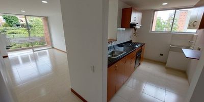 Descubre un hogar ideal en Cumbres Envigado. Este apartamento de 87m2 ofrece un espacio cómodo y moderno para tu familia. Disfruta de la gran ventaja de contar con 2 parqueaderos y un útil cuarto para almacenamiento. La cocina abierta fomenta la integración social y el balcón te brinda un espacio para relajarte.

El apartamento cuenta con 3 habitaciones, perfectas para el descanso, y 2 baños completos. Un estudio funcional ofrece un espacio ideal para trabajar o estudiar en casa. El calentador a gas natural asegura agua caliente continua y los pisos en cerámica son prácticos y fáciles de mantener.

La unidad residencial ofrece portería 24 horas para tu seguridad. Para el esparcimiento y bienestar, disfruta de sauna, turco, piscina, gimnasio y cancha polideportiva. Además, una zona verde con sendero te invita a disfrutar de la naturaleza. Su ubicación privilegiada ofrece fácil acceso a transporte público, tiendas D1, Ara, Fruver, Supermercado Euro y el CC Sao Paulo Plaza.