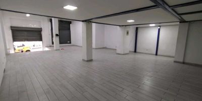 ¡ARRIENDO DE LOCAL CERCA DEL HOTEL ESCORIAL, CENTRO DE MANIZALES! ??️

Detalles del Local:


 Ubicación: Avenida Centro, Centro de Manizales
 Área Construida: 180 M2
 Baños: 1
 Estrato: 3


Características Especiales:


 Cocineta
 Servicios de Agua y Luz
 Suelo en Cerámica/Mármol
 Acceso Pavimentado
 Cercano a Parques y Transporte Público


Descripción:

Este local comercial ofrece una excelente oportunidad para establecer tu negocio en una ubicación privilegiada, cerca del reconocido Hotel Escorial, en el corazón del Centro de Manizales.

Con una amplia área construida de 180 M2, este local cuenta con un diseño flexible que se adapta a una variedad de actividades comerciales. Además, ofrece comodidades como una cocineta y un baño para la comodidad de tu personal y clientes.

Su estratégica ubicación en la Avenida Centro garantiza una alta visibilidad y fácil acceso tanto para peatones como para clientes que utilicen transporte público. Además, su cercanía a parques y zonas residenciales añade un atractivo adicional para tu negocio.

¡No pierdas la oportunidad de establecer tu negocio en este local bien ubicado y funcional en el Centro de Manizales!


 

Contáctanos ahora para más información y para programar una visita. ??
