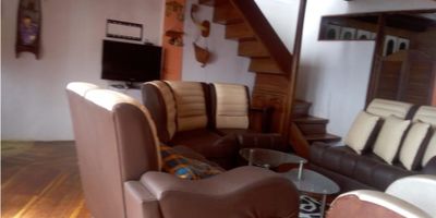 Se vende casa con lote con espectacular vista,ubicada a pocas cuadras del centro de la ciudad. Cuenta con balcones y  mirador y tiene posibilidad de ampliación. Vievienda de construcción mixta: material y madera. Tiene 5 alcobas,3 baños,sala comedor,estudio,terraza,patio de ropas y pisos en cerámica y madera.
