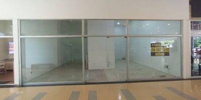 Local para arriendo en exclusivo edificio de carácter administrativo y comercial, ubicado en el prestigioso sector de El Tesoro, una de las zonas más valorizadas y estratégicas de la ciudad. Esta propiedad cuenta con un área de 70 metros cuadrados, puerta vidriera, y piso en concreto, ofreciendo un espacio versátil y funcional para todo tipo de actividades empresariales. El edificio garantiza un entorno profesional y seguro, con vigilancia las 24 horas, servicio de cafetería y auditorio de uso común. Además, su excelente ubicación brinda cómodas vías de acceso, facilitando la conectividad con los principales puntos de la ciudad. Para mayor información, comunícate con nuestras líneas de atención al cliente. 