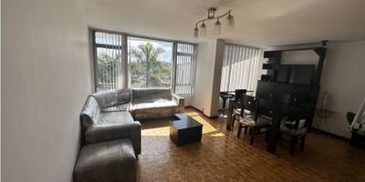 Este espectacular  apartamento esquinero  esta ubicado en  exclusiva zona de la ciudad. Se encuentra en un edificio sobre avenida principal, con un alto nivel de seguridad, con camáras de seguridad las 24 horas del día, y circuito cerrado de tv. El apartamento cuenta con conserje 3 veces a la semana, excelente iluminación y tamaño.

El apartamento está distribuido en 174 metros cuadrados y cuenta con 4  habitaciones amplias y luminosas, y 3  baños con ducha de agua caliente. Todos los baños están diseñados con acabados de alta calidad y equipados con modernas instalaciones.

La cocina del apartamento es amplia y cuenta con una moderna cocina semi integral y zona de ropas. El área social del apartamento es perfecta para recibir invitados y cuenta con una sala y comedor espaciosos y cómodos.Cuenta con acuarto y baño de servicio. 

El apartamento cuenta con pisos de cerámica que brindan una sensación de frescura y limpieza. También tiene un garaje cubierto que te brinda la tranquilidad de tener tu vehículo en un lugar seguro y protegido.

En resumen, este apartamento es una excelente opción si buscas una propiedad de alta calidad, en una ubicación privilegiada, con todas las comodidades y características que necesitas para vivir cómodamente. ¡Contáctanos para obtener más información sobre este hermoso apartamento!
