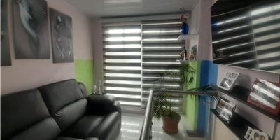 Venta de espectacular casa ubicada en la zona urbana de Villamaría,con muy buenas rutas de acceso, en sector seguro y optimo para vivir. El inmueble es de tres niveles. El primero cuenta con 2 alcobas,1 baño,salacomedor y cocina. El segundo nivel cuanta con 4 habitaciones, dos baños,pisos en cerámica y techos en pvc. Tiene zona de parqueo. 
