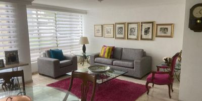 Apartamento en venta en Álamos en unidad cerrada, cerca a supermercados de cadena, rutas de transporte público y servicios complementarios de la zona. El apartamento cuenta con salacomedor, pisos en mármol y madera, cuatro alcobas con closet, dos baños, cocina integral en mesón de mármol, zona de ropas, área de servicios, estufa y calentador a gas. La unidad cuenta con tres parqueaderos cubiertos con cuarto útil, ascensor, circuito cerrado de tv, vigilancia y portería las 24 horas. Inmuebles sujetos a verificación de disponibilidad. Venta Álamos Pereira.