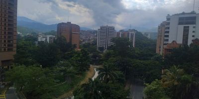 Descubre la elegancia y comodidad en este exclusivo apartamento de 3 habitaciones y 4 baños, con 118 metros cuadrados de espacio exquisitamente diseñado. Con una ubicación privilegiada, este inmueble ofrece una experiencia de vida única. Disfruta de la tranquilidad y privacidad que brinda este hogar, que cuenta además con 2 parqueaderos para tu conveniencia. Vive la vida que mereces en este lugar que te invita a crear momentos inolvidables. ¡Bienvenido a tu nuevo hogar! Contacto  Maria c  tel 325- 5792694