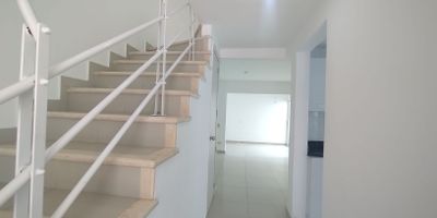 Casa en arriendo en Altos de Riomar, ubicado en unidad cerrada cerca a centros comerciales, supermercados, parques, hoteles, rutas de transporte publico. Cuenta con  3 habitaciones, 3 baños, sala comedor, cocina integral con meson en granito, pisos en ceramica y porcelanato, zona de ropas. En conjunto cerrado zonas verdes, piscina, gimnasio, salon comunal, parques infantiles, placa polideportiva, vigilancia y porteria 24 horas.

