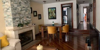 Apartamento en venta ubicado en Modelia, 85.74 metros 3 habitaciones que conducen a un patio interior , 3 baños, sala comedor cocina integral amplios y cómodos espacios patio de ropas con zona de lavandería, dos parqueaderos cubiertos. Excelente ubicación cerca a la calle 26, Avenida Esperanza, Cali y Boyacá. Facilidad de transporte público.