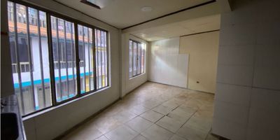 ? ¡Se vende casa en Chipre | Casa en venta en Manizales!

Aprovecha la oportunidad de adquirir esta hermosa casa en uno de los barrios más cotizados de Manizales. Ideal para familias que buscan comodidad y espacio en un entorno tranquilo y seguro.

? Espacios Amplios: Con un área de terreno de 128 m² y un área privada de 256 m², esta casa de dos pisos ofrece suficiente espacio para toda la familia. Cuenta con 4 habitaciones, 3 de ellas con clósets y una con vestier, y 2 baños completos.

?️ Comodidades de la Casa: La casa incluye una sala y comedor independientes, una cocina integral equipada con todas las comodidades modernas, y un patio de ropas funcional. Los suelos de cerámica/mármol añaden un toque elegante a cada espacio.

? Estacionamiento y Seguridad: El garaje doble cubierto proporciona un espacio seguro para tus vehículos. Además, la casa cuenta con un acceso pavimentado y una cochera/garaje adicional en la parte posterior, que puede utilizarse como garaje para motos o antejardín.

? Características Adicionales: La casa admite mascotas y está provista de agua, electricidad y gas domiciliario, asegurando todas las comodidades necesarias para una vida confortable.

? Posibilidad de Ampliación: Una de las ventajas de esta propiedad es la ampliación en la parte de atrás, que puede independizarse para crear un apartaestudio con garaje completamente independiente, ideal para rentar o como espacio adicional para la familia.

? Ubicación y Entorno: Situada en el barrio Chipre, la casa se encuentra en una zona residencial tranquila con fácil acceso a servicios y transporte público cercano. La proximidad a colegios, universidades, y parques hace de esta ubicación un lugar ideal para vivir.

¡No pierdas esta oportunidad única de adquirir una casa espaciosa y bien ubicada en Chipre, Manizales! Contáctanos hoy mismo para más información y para programar una visita.

Haz de esta casa tu nuevo hogar y disfruta de todas l