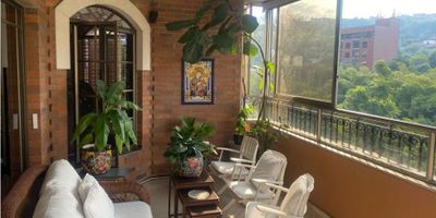 VENTA APARTAMENTO EN EL EXCLUSIVO SECTOR DE SANTA TERESITA, ubicación privilegiada frente al rio, hermosa vista panorámica, distribuido en un amplio balcón  terraza, sala comedor, cocina integral muy amplia con alacena, zona de oficios, gas, cuarto de servicio con baño. Estudio o star de tv, tres habitaciones con baño, la principal con vestier. Dos parqueaderos lineales paralelos, depósito, pisos en mármol, muebles empotrados en madera fina. El edificio cuenta con dos ascensores, piscina, salón social sin terraza. 
