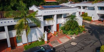 Excelente casa en arriendo en unidad cerrada ubicada en San Lucas. Casa de 2 niveles, cuenta con 3 habitaciones cada una con baño privado y estudio-biblioteca en el 2do nivel. Sala y comedor en el primer nivel con una terraza muy amplia, cocina cerrada y lavandería independiente, cuenta con alcoba y baño de servicio, 2 parqueadero, 1 cuarto útil, Juegos infantiles, salón social, parqueadero de visitantes, zonas verdes La ubicación es ideal, sector muy tranquilo sin ruido, fácil acceso a vías principales, transporte publico, centros comerciales.