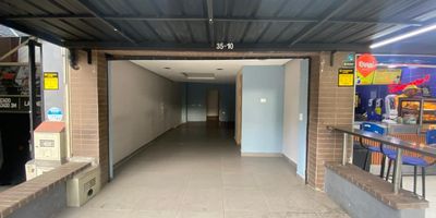 Oportunidad unica en San Joaquin! Espectacular local comercial en arriendo sobre la Av. Bolivariana, con altisima visibilidad en uno de los principales corredores viales de la ciudad. Ubicado en una vibrante zona de alto comercio, a pasos del Centro Comercial Unicentro y la Universidad Bolivariana, este espacio es ideal para tu negocio de comidas. Equipado con red de gas y amplia terraza, ofrece todas las condiciones para brindar una excelente atencion al cliente. No dejes pasar esta excelente ubicacion para hacer crecer tu negocio! Contactanos y agenda tu visita hoy.
