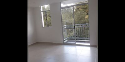 Te presentamos esta excelente oportunidad de inversión en el centro de Rionegro, una de las zonas más exclusivas y de mayor valorización en Antioquia. Con una ubicación privilegiada, este apartamento en venta y alquiler te ofrece comodidad, seguridad y una vista panorámica espectacular.

Cuenta con un área construida de 52 m2 distribuidos en tres amplias y luminosas alcobas, perfectas para acomodar a toda tu familia. Además, disfrutarás de dos modernos baños, uno auxiliar y otro en la habitación principal, para que puedas relajarte y tener total privacidad. El apartamento también cuenta con un funcional estilo americano en la barra de la cocina, perfecta para compartir momentos con tus seres queridos.

Sabemos que tu mascota es parte importante de tu familia, por eso este apartamento admite la presencia de tu consentido peludo. En cuanto a almacenamiento, no tendrás problema, ya que cuenta con amplios armarios empotrados y elegantes clósets para mantener tus pertenencias en orden.

Si te encanta la luz natural y disfrutar del aire fresco, te encantará saber que cuenta con un balcón, ideal para tomar un café por las mañanas o relajarte al atardecer. Además, cuenta con suelo de cerámica, lo que lo hace fácil de limpiar y mantener en perfectas condiciones.

No tendrás que preocuparte por el agua caliente, ya que cuenta con un calentador y servicio de gas domiciliario para tu comodidad. La cocina integral está completamente equipada y lista para que puedas poner a prueba tus habilidades culinarias.

Esta urbanización cerrada cuenta con acceso pavimentado y vigilancia las 24 horas, lo que garantiza tu seguridad y la de tu familia. También podrán disfrutar de una amplia zona social, ascensor y salón comunal para celebrar ocasiones especiales.

Si eres amante de la vida activa, este apartamento cuenta con zonas deportivas, gimnasio y piscina para que puedas mantenerte en forma y relajarte en tus días libres. Los más pequeños de la familia tambi