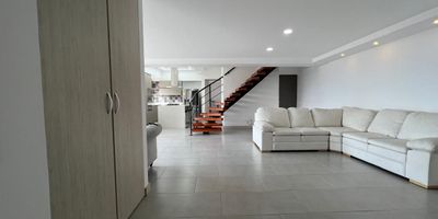 Apartamento en Venta La Cuenca Envigado
Excelente ubicacion, ruta metro, transporte cercano, 68 metros, 100 metros terraza, sala, comedor, estar, biblioteca, 4 alcobas con baño, alcoba de servicio, cocina integral, jardin, 3 garajes, 2 cuartos utiles
$ 1.000.000.000