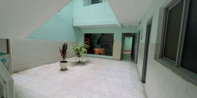 VENTA CASA BIFAMILIAR BELISARIO CAYCEDO SUR OESTE DE CALI, IDEAL PARA APARTAESTUDIOS, familias grandes, excelente ubicacion a una cuadra de la avenida de los Cerros, cuadra residencial, distribuida en amplio Antejardín, garaje cubierto, amplia sala comedor, patio ornamental, cocina, dos alcobas , baño, patio y dos escaleras de acceso al segundo y tercer piso. Segundo piso dos alcobas con baño closets y balcón, dos habitaciones más, sala o estudio, tercer piso terraza, cocina, 4 habitaciones dos baños balcón, sala comedor. Excelente estado, tubería PVC y cubierta en excelente estado. (180 m2 de lote). Libre de todo gravamen. rf
