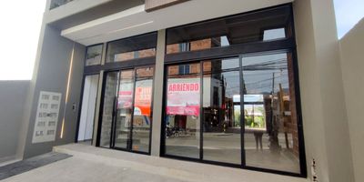 Local en renta para estrenar, ubicado en una zona residencial y comercial a pie de vía que comunica La Ceja con El Retiro y de fácil acceso al parque principal de la Ceja.Cerca se encuentran restaurantes, panaderías, iglesias, heladerías, D1, parqueaderos. Tiene 160 mtrs2 y cuenta con baño, una doble altura de 4.50mtrs que se puede aprovechar para hacer un balcón interno con cubierta liviana y un jardín con vista hacia una quebrada.Canon $5.500.000