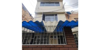 Espacio, Versatilidad y Ubicación Estratégica a un Precio Increíble

¿Sueñas con una casa amplia, con múltiples posibilidades y en un punto clave de la ciudad? ¡Esta es tu oportunidad! Presentamos esta espectacular casa de 4 niveles ubicada en Quiroga Central, diseñada para adaptarse a todas tus necesidades y brindarte la calidad de vida que mereces.

Imagina las Posibilidades:

 * Espacio para Toda la Familia (y Más): Con 3 pisos habitables y una generosa terraza cubierta, tendrás espacio de sobra para cada miembro de la familia, hobbies, trabajo en casa o incluso generar ingresos adicionales.

 * Flexibilidad Total: El tercer piso con cocina independiente ofrece la opción de un apartaestudio, ideal para familiares, visitas o para arrendar y obtener un ingreso extra. ¡Tú decides!

 * Comodidad Desde el Primer Día: Disfruta de una cocina semi-integral equipada con estufa de 4 puestos, horno empotrado y amplios muebles. Los baños enchapados con muebles inferiores añaden un toque de elegancia y funcionalidad.

 * Tu Espacio Exterior Privado: La terraza cubierta no solo te brinda un área de lavandería práctica, sino también un espacio perfecto para reuniones familiares, asados o simplemente relajarte al aire libre. Además, el tanque de agua de 500 litros garantiza tu suministro.

 * Parqueo sin Problemas: El antejardín con capacidad para hasta 4 motos resuelve tus necesidades de estacionamiento.

Ubicación Estratégica Inigualable:

Vivir en Quiroga Central significa tener todo al alcance de tu mano:

 * Conexión Directa con la Ciudad: A tan solo 1 cuadra de la estación Quiroga de Transmilenio y a 5 cuadras de las rutas del SITP, moverte por Bogotá será fácil y rápido.

 * Acceso a las Principales Vías: La cercanía a la Av. Caracas, la Carrera 24 y la Av. CRA 30 te conecta con los puntos más importantes de la ciudad.

 * Todo lo que Necesitas a Pasos de Distancia: Disfruta de la conveniencia de tener el Banco Caja Social, una vib