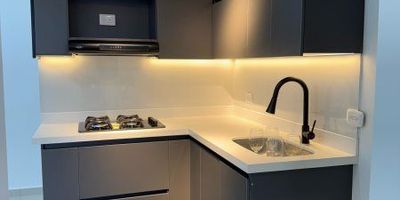 Bosque Robledal - Bosques de Rionegro (nuevo)Bosque Robledal es la nueva etapa de apartamentos ubicada en el macroproyecto Bosques de Rionegro, en Rionegro, Antioquia, un entorno en crecimiento donde la tranquilidad y la conexión familiar toman protagonismo.Nuestro Apartamento para estrenar cuenta con:Habitaciones: 2, incluyendo una principal con Vestier y otra con clóset.Baño: 1, equipado con cabina de ducha.Cocina: Integral, con red de gas y calentador.Zona social: Sala-comedor amplia y luminosa.Extras: Balcón con vista, zona de ropas independiente.Un espacio que combina diseño elegante y confort en cada rincón.La unidad contara próximamente con las siguientes comodidades:Lobby y Portería (entregado y operativo)Parqueaderos comunes (entregado y operativo)Gimnasio CoworkingZona BBQZona para mascotasZona de juegos infantilesSalón de juegosParque BiosaludablePiscina climatizada  para adultos y niñoscancha de futbolturco y jacuzzi senderos peatonalessolones sociales