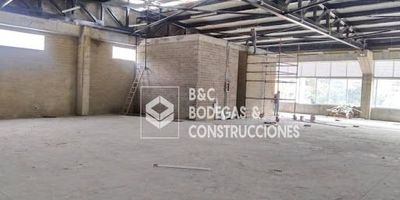 Local comercial en segundo nivel de gran formato con un área total de 867m2 (25,5 m de fondo por 34 m de frente) ofrece una sola superficie abierta en un solo nivel, sin columnas, ideal para grandes marcas, centros de entretenimiento o espacios de exhibición, fachada amplia ofrece excelente visibilidad y potencial de expansión de marca, doble altura, local que se presenta flexibilidad de adecuaciones para adaptarse a diferentes necesidades comerciales. Llámanos para mas información. 