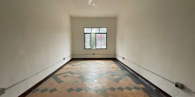 Local en arriendo en en centro, Medellín de 32m2 aproximadamente, especialmente para bodega u oficina, en un segundo piso, en toda la calle Maracaibo con Bolívar, piso en baldosa.
servicios compartidos.
Cercanías: Hotel Nutibara, Parque Botero, EPM antiguas, Calle Colombia.Para mayor información contáctame David Carrasquilla300 2274605