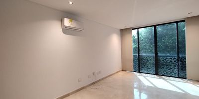 Apartamento en arriendo en Alto Prado, ubicado en unidad cerrada cerca a centros comerciales, parques, restaurantes, rutas de transporte publico. Cuenta con 1 habitacion, 1 baño, sala comedor, cocina integral con meson en granito, pisos en porcelanato, habitacion de servicio, zona de ropas. En conjunto cerrado piscina, sauna turco, parques infantiles, vigilancia y porteria 24 horas.
