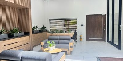 Casa comercial independiente en arriendo ubicads cerca a centros comerciales, vias principales, restaurantes, supermercados de cadena, rutas de transporte publico y servicios complementarios del sector. Moderna, muy iluminada, recien remodelada, cuenta con piso en porcelanato, 2 niveles, 7 espacios, cocineta, cableado de red, techo en cielo raso, aire acondicionado privado, cuarto útil, vitrina, patio, red de gas y parqueaderos independientes cubiertos, ademas cuenta con citofocía y circuito cerrado de tv.   Inmueble sujeto a verificación de disponibilidad.