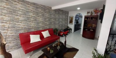 Venta de espectacular casa en el sector de Asturias. Cuenta con 4 alcobas ,3 baños,sala comedor,cocina semi integral,gas con pipa,patio de ropas, pisos en cerámica y garaje cubierto. Excelente ubicación y con acceso a transporte público cercano. 
