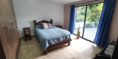 Finca para venta en Robledo, sector Pajarito, con buena ubicación cerca a las urbanizaciones las 7 lunas. La finca cuenta con un área de 1400 m2 aproximados y se compone de 4 apartamentos en una misma construcción, kiosko, zona de parqueo, terreno en zona verde, árboles frutales, pisos en cerámica, con red de gas por pipeta y portón. 