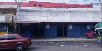 SE ARRIENDA AMPLIO LOCAL UBICADO EN UN PUNTO ESTRATEGICO COMERCIAL FRENTE AL EXITO DE LA CALLE 40,EL CUAL CONSTA DE UN AREA DE 239 METROS CON UN BAÑO Y UN MEZZANINE MUY AMPLIO QUE SERVIRIA COMO BODEGA,ESTA SOBRE LA VIA ADEMAS  TIENE UN ALTO FLUJO VEHICULAR.

VALOR ARRIENDO 12.000.000