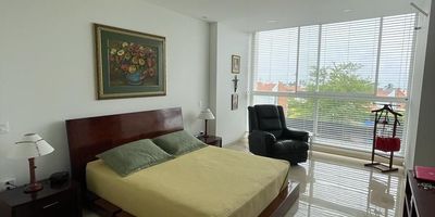 Espectacular apartamento en Pance sur cali en venta : 
- Precio de venta: $1.490.000.000 
- 212 M2 
- 4 Alcobas 
- 3 Baños 
- 3 Garajes 
- Estrato: 6
Ademas cuenta con piscina, gimnasio, sauna ,salon social, juegos para niños,senderos para caminar