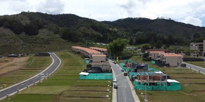 ¡Gran oportunidad! Lote urbano de 106m² en exclusiva urbanización, ideal para construir la casa de tus sueños. Zona tranquila, con todos los servicios, cerca de parques, colegios y comercios. ¡Invierte ya!
