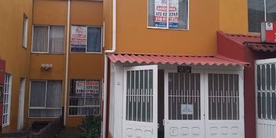 Casa de 2 niveles mas altillo en Soacha, Barrio El Trébol.  115 m2.  Disponible a partir del 1 de julio,  No apta para comercio a puerta abierta. Amplia e iluminada, ideal para uso residencial. Ubicada en zona tranquila con excelente conectividad, perfecta para familias que buscan comodidad y cercanía a todo. 2 alcobas con closet,  2 espacios adicionales en el altillo pueden usarse como estudio depósito o habitaciones, 2 baños, Sala y comedor independientes. Cocina sencilla a gas, Patio de ropas con zona de lavandería. 1 garaje Ubicación estratégica Vías de acceso Autopista Sur y Avenida Terreros Cerca de Ciudad Verde Estaciones cercanas de Transmilenio y buses intermunicipales A pocos minutos de centros comerciales Mercurio, Gran Plaza Soacha y terreros Importante No está disponible para comercio. Disponible para entrega a partir del 1 de julio. Contáctanos y agenda tu visita anticipada. ¡Excelente oportunidad en el sector!