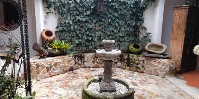 ¡Bienvenidos a esta increíble casa en venta! Con 8 habitaciones y 4 baños totalmente remodelados, este hogar es perfecto para una familia grande o para aquellos que aman tener espacio de sobra, o para quien vea en ella una oportunidad de negocio como un Hotel, Hostal o similares. En 317 metros cuadrados, encontramos un patio central con fuente, que llena de luz la sala comedor, una cocina abierta muy grande y remodelada, con comedor auxiliar y zona de juego, patio intermedio, y para lograr una zona intima para la pareja esta el cuarto principal con baño, vestier, patio y zona para gimnasio, esta casa esta en perfectas condiciones sus acabados en madera estan en perfectas condiciones, hay mucho espacio para vivir cómodamente y disfrutar de la vida en familia. Además, cuenta con un parqueadero para tu comodidad. Imagina las reuniones familiares, las risas y los momentos inolvidables que podrás vivir aquí. No pierdas la oportunidad de hacer de esta casa tu nuevo hogar. ¡Contáctanos para más información!